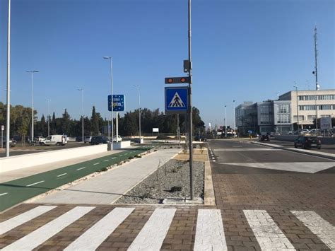 Lecce Marciapiedi Aiuole E Pista Ciclabile Attorno Ad Un Nuovo