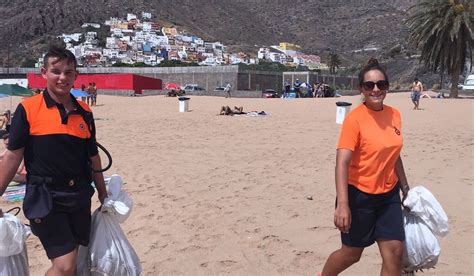 Recogen 200 Kilos De Basura Del Fondo De La Playa De Las Teresitas