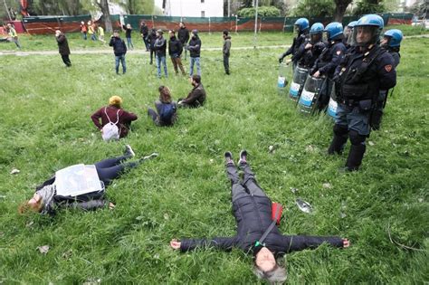 Scontri Tra Polizia E Ambientalisti Al Parco Don Bosco A Bologna