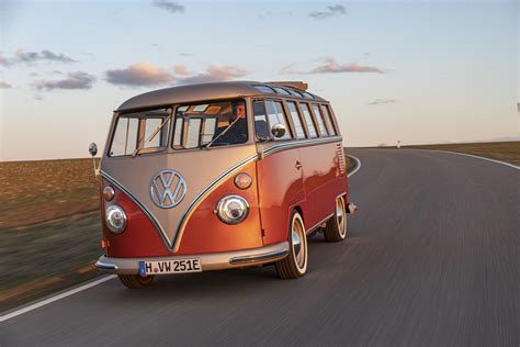 e-Bulli : le Combi Volkswagen 100 % électrique - Motorlegend