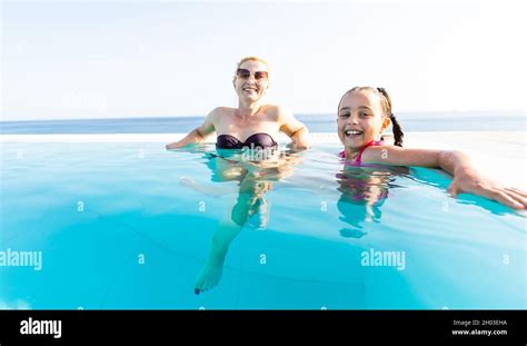 Junge Sch Ne Mutter Und Tochter Im Bikini Mit Spa In Der N He Des Pools Ruhen Gl Ckliche