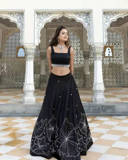 Akansha Bhalla Latest Hot Pics And Photos In Black Outfit