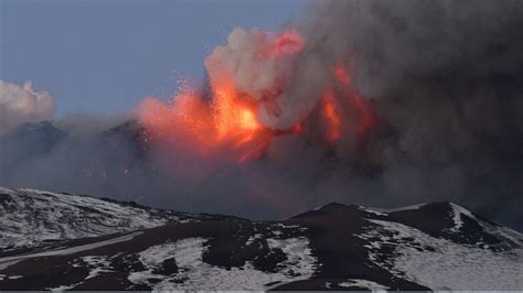 Erupci N En El Etna Provoca Una Lluvia De Ceniza Y Piedra En Sicilia