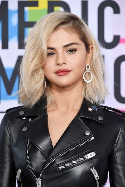 AMAs 2017 Selena Gomez Debuts Blonde Hair Teen Vogue