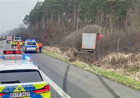 Helmstedt Lkw Kommt Von A Ab Und Landet Hinter Wildschutzzaun