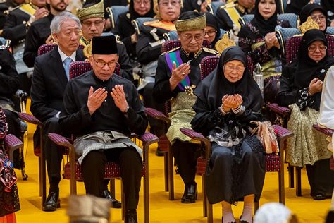 Pm Anwar Isteri Hadiri Majlis Istiadat Bersanding Pengantin Diraja