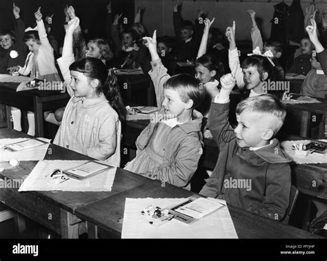 School pupils classroom 1950's hi-res stock photography and images - Alamy