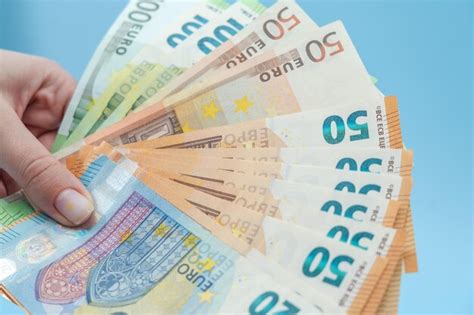 Mano De Mujer Sosteniendo Una Pila De Billetes En Euros Sobre Fondo