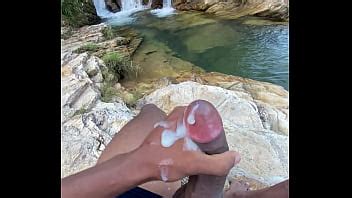 Polla gruesa corriéndose en la cascada XVIDEOS