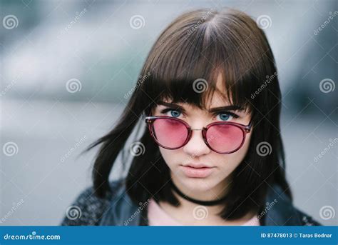 Openluchtportret Van Een Jong En Zeer Mooi Brunette Met Grote Blauwe Ogen In Roze Glazen Op De