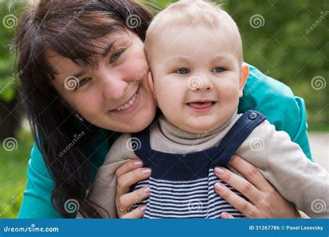 Madre Que Abraza A Su Hijo Foto De Archivo Imagen De Abrazo 31267786