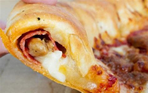 How To Make Stuffed Crust Pizza At Home