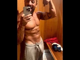在健身房更衣室里厚颜无耻 Pornhub Gay
