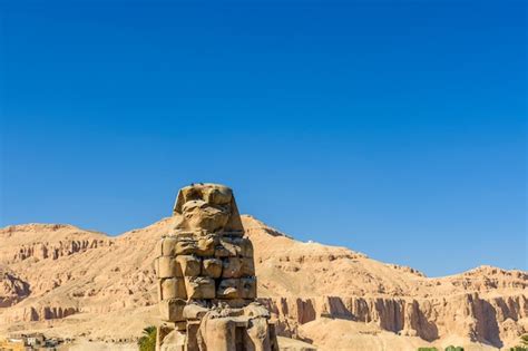 Colosos de memnon estatuas del faraón amenhotep iii en luxor egipto