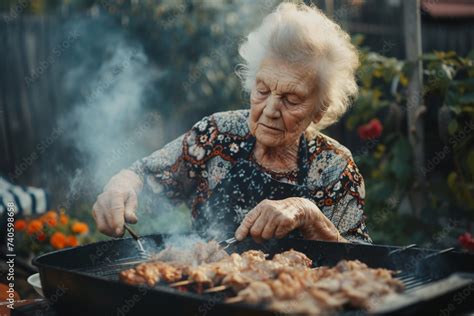 Vieille femme cuisant des brochettes sur le barbecue IA générative