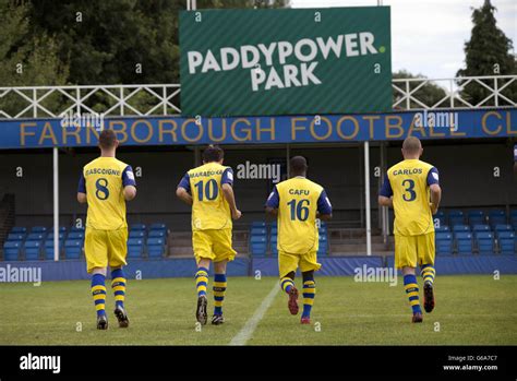 Les joueurs de Farnborough FC qui ont changé de nom par un vote de