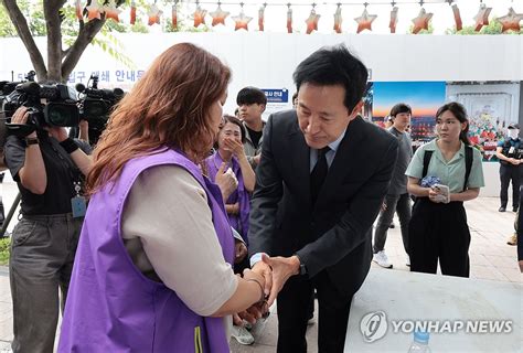 이태원 참사 유가족 위로하는 오세훈 시장 연합뉴스