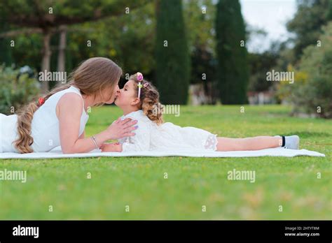 Mère Et Fille Bisous Sur La Bouche Banque De Photographies Et Dimages à Haute Résolution Alamy