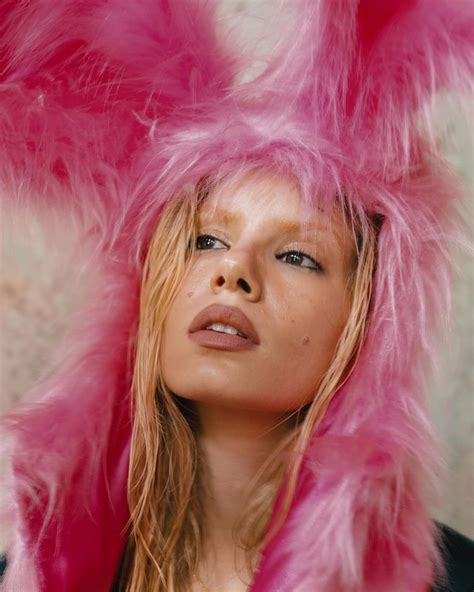 Camila Queiroz surge loira e lingerie à mostra Jade Picon reage Gata