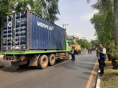 Masih Banyak Truk Angkutan Nekat Masuk Kota Di Jam Terlarang Barito Post