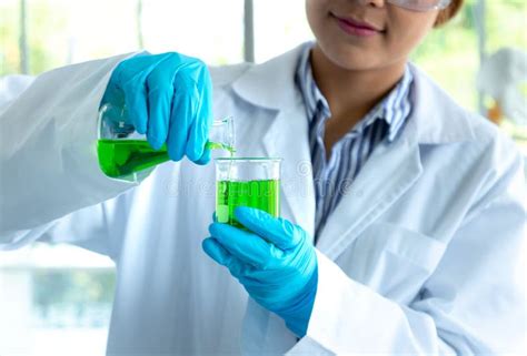 Química Científica Hembra Haciendo Experimentos E Investigadores