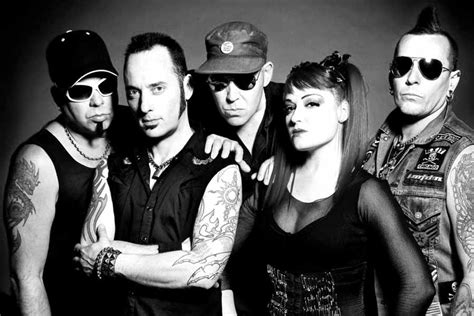 Kmfdm Let Go Zeigt Der Chaotischen Welt Den Mittelfinger