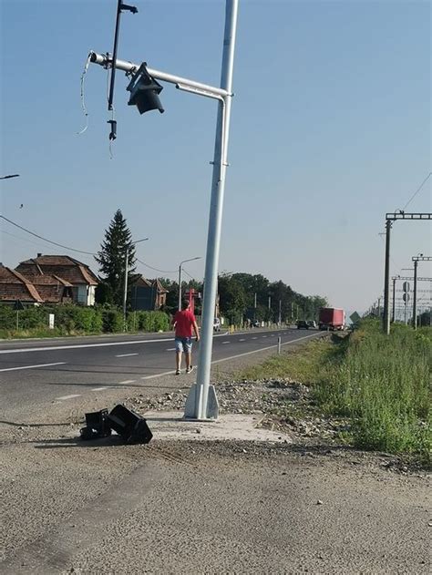 Un Semafor A Fost Spulberat De Un Camion Pe Un Important Drum Din Cluj