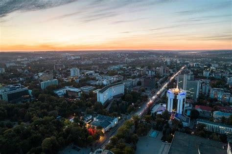 Vue A Rienne Par Drone De Chisinau Le Soir De La Moldavie Photo Gratuite