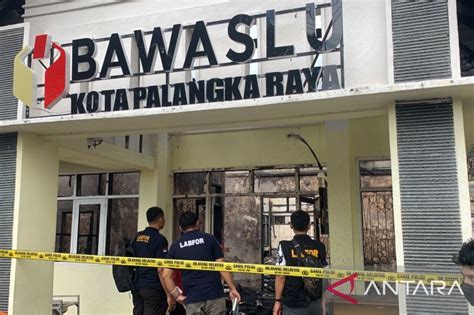 Tim Forensik Bareskrim Polri Olah Tkp Kebakaran Kantor Bawaslu Palangka