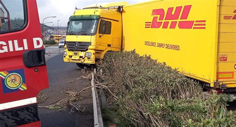 Messina Paura Subito Dopo Tremestieri Tir Sbanda E Finisce Sulla