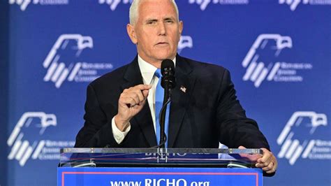 États Unis le républicain et ancien vice président Mike Pence retire