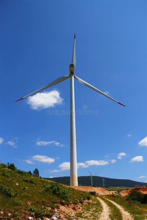 Campo De Las Turbinas Eólicas Para La Producción De Electricidad Imagen