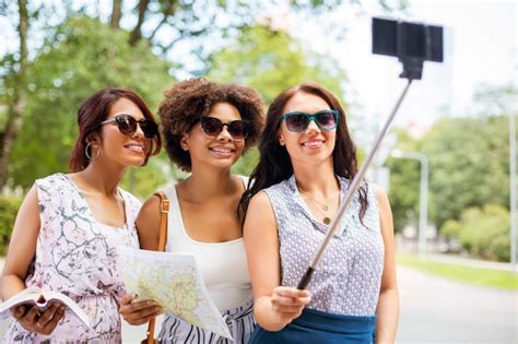 Mulheres Guia Da Cidade E Mapa Tirando Selfie Foto Premium