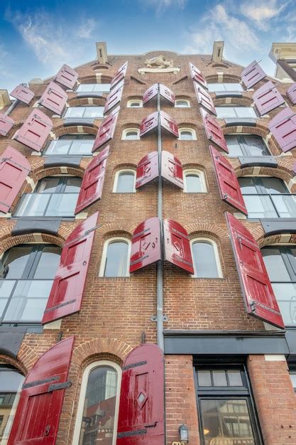 Nederland Gevel Van Een Typisch Gebouw Met Rode Luiken In Het Centrum