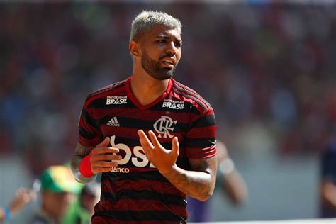 Gabigol recebe propostas milionárias do exterior mas dá preferência ao