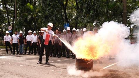 Demi Tingkatkan Keselamatan Kerja PLN UID Sulselrabar Gelar Simulasi