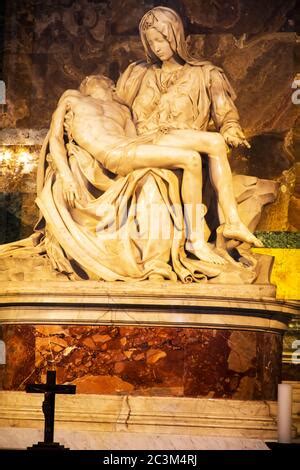 Michel ange statue du Christ rédempteur dans la basilique de Saint