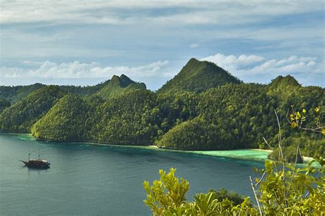 Raja Ampat Island Hopping Pianemo Wayag Tour Packages Yoexplore