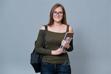 Retrato De Una Estudiante Universitaria Sonriente Con Gafas Y Libros De