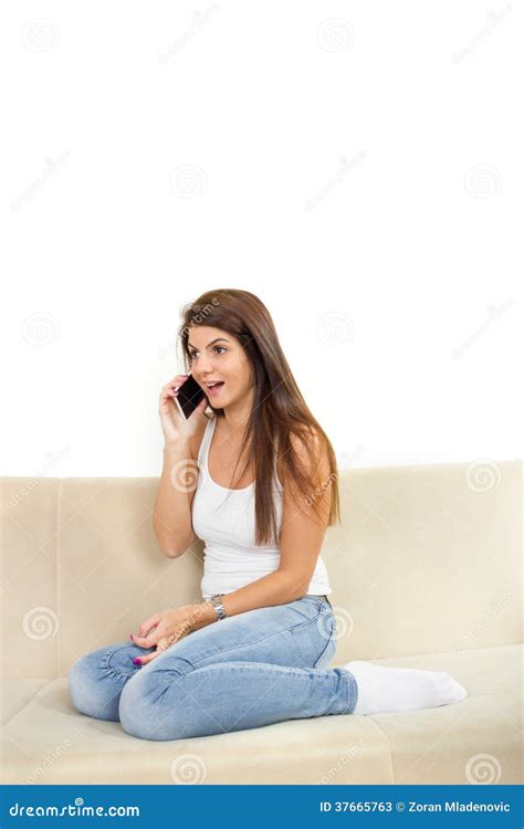 Menina Doce Que Senta Se E Que Fala No Telefone Celular Imagem De Stock