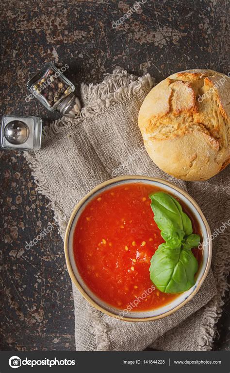 Gaspacho de sopa tradicional de tomate italiano manjericão Backgr