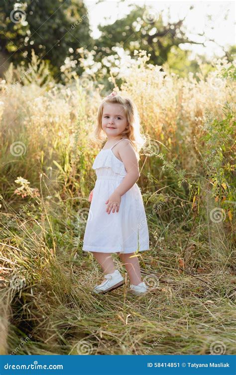 Portrait De Petite Fille Blonde Sur La Nature Image Stock Image Du Bonheur Enfant