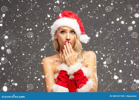 Belle Fille De Santa Dans Le Chapeau Rouge Photo Stock Image Du Beau