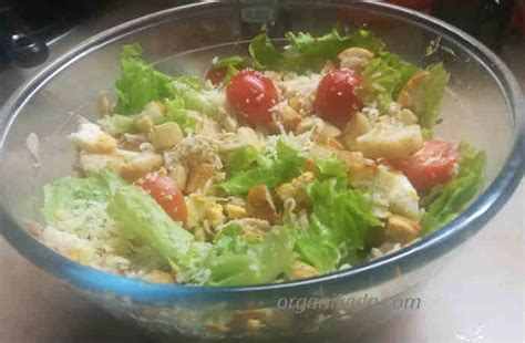 Салат Цезарь с курицей и сухариками - простой классический рецепт