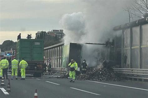 Incendio Sul GRA Camion Dei Rifiuti In Fiamme Rimorchio Completamente