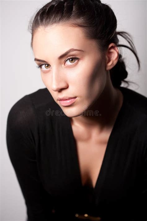 Verticale De Fille Attirante De Brunette Au Dessus De Gris Photo Stock Image Du Visage Jeux