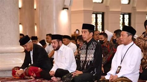 Salat Idul Fitri Bareng Lihat Persamaan Perbedaan Tampilan Presiden