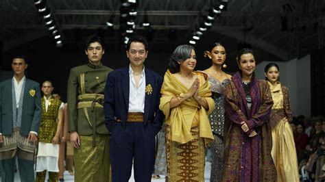 Keindahan Kain Songket Palembang Dibuat Menjadi Busana Modern Oleh