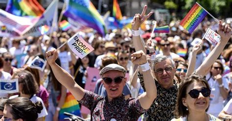 Soci T Pride De Paris Au N Pal Des Marches Des Fiert S Pour Les