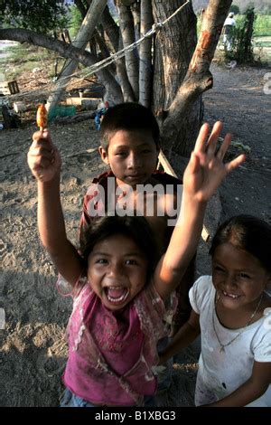 Sucios Y Hambrientos Ni Os Pobres Fotograf A De Stock Alamy